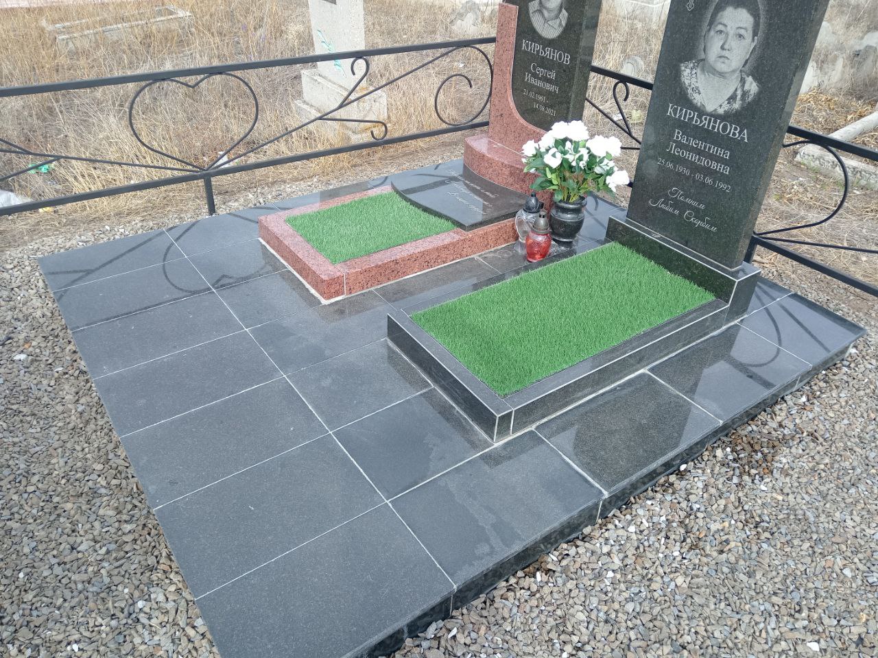 Два гранитных памятника с цветником и оградкой Два гранитных памятника с цветником и оградкой