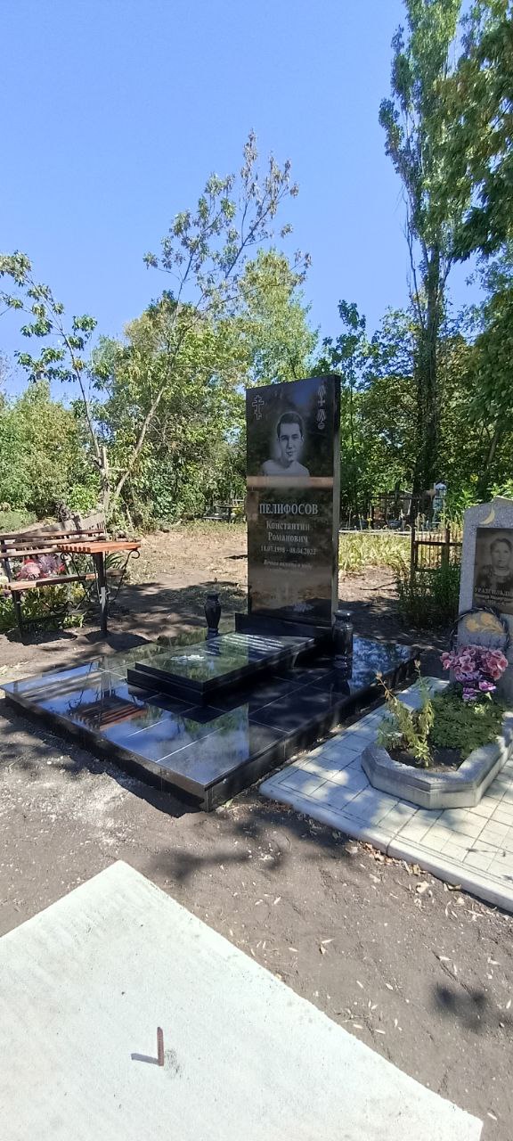 Гранитный памятник Гранитный памятник