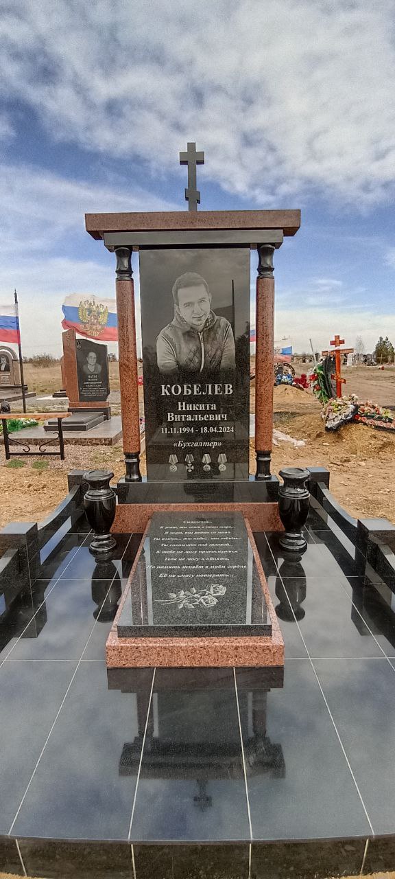 Гранитный памятник с аксесуарами Гранитный памятник с аксесуарами