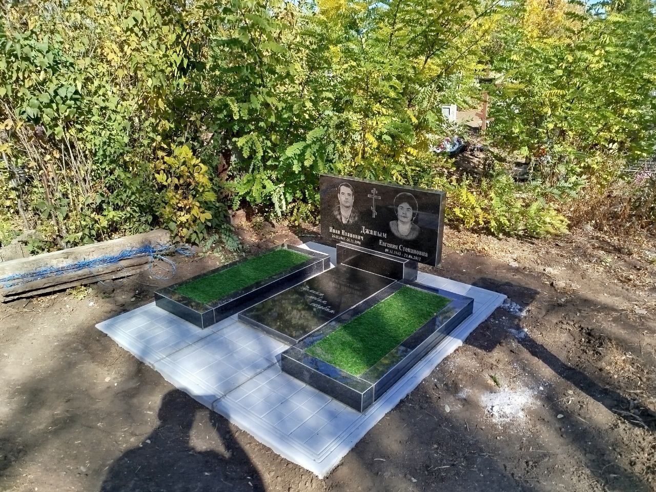 Двойной памятник с двумя отдельными цветниками Двойной памятник с двумя отдельными цветниками