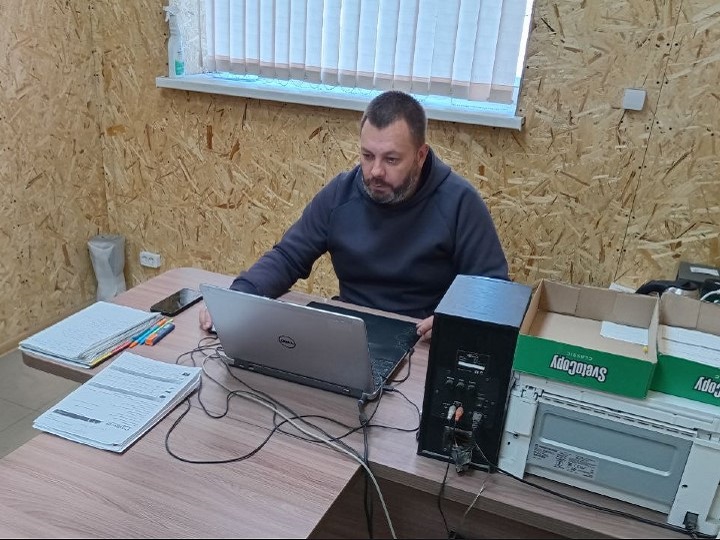 Сотрудник компании принимает клиентов