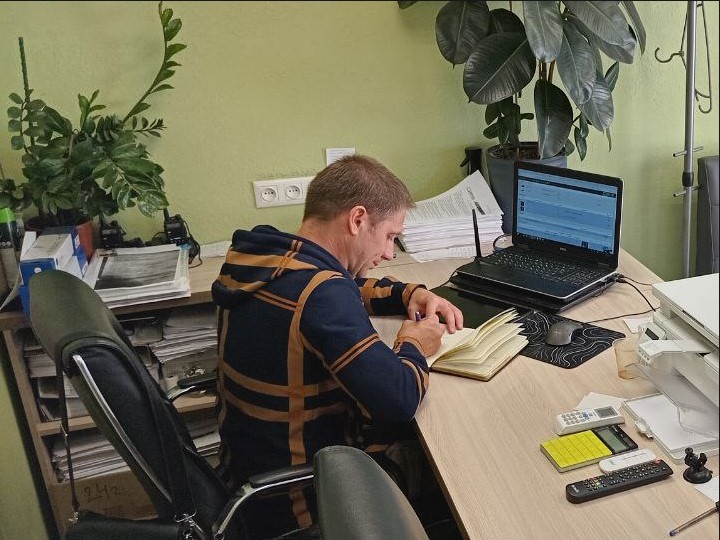 Сотрудник компании работает с документацией